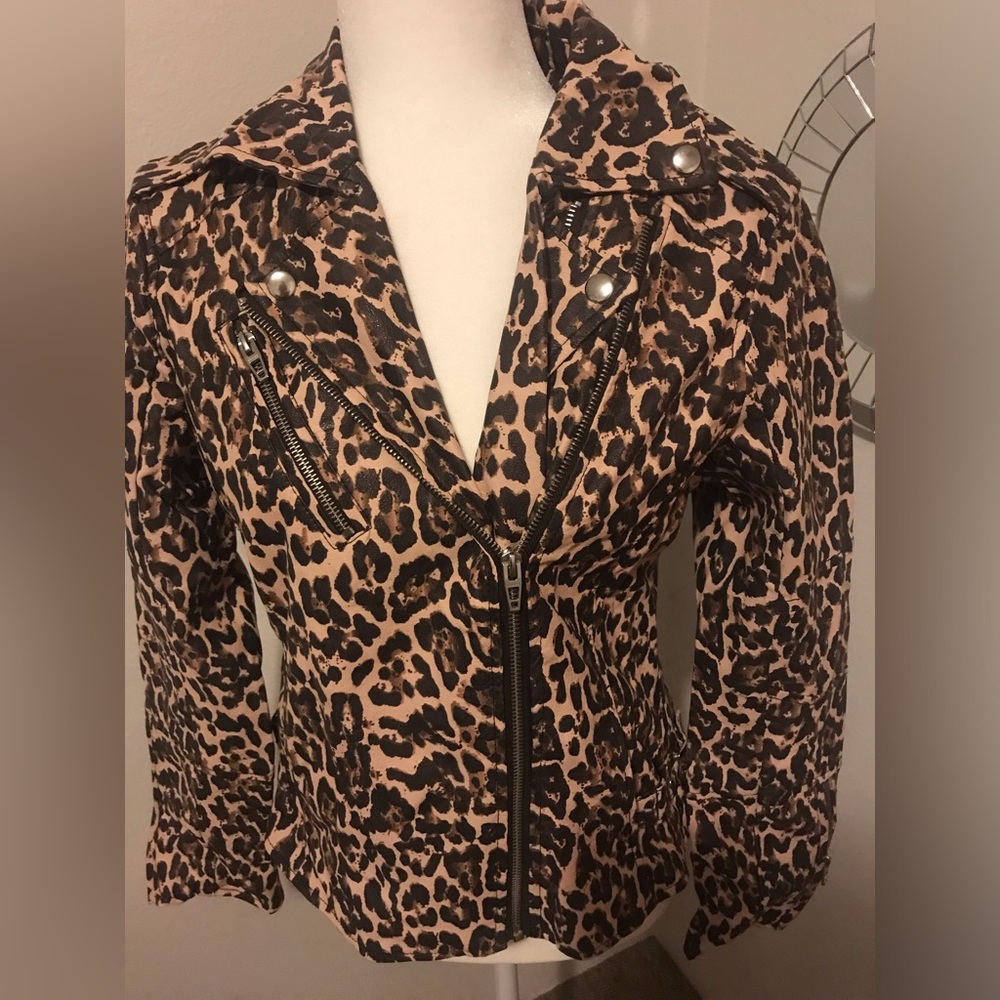 New faux leather Leopard look jacket! Neutral color small. Stylish!